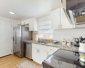 Centrally located comfortable duplex unit with AC kitchen with enclosed yard - Tampa - Phòng bếp