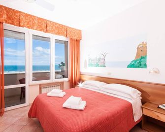 Hotel Ambasciatori - Marina Di Pietrasanta - חדר שינה