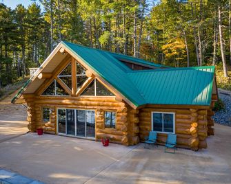 Stunning 4 Season Lake Burntside Log Cabin - Ely - Building