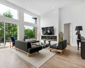 Manoir Mont-Makalu by Rendez-Vous Mont-T - La Conception - Salon