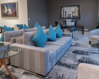 Holiday Inn Express & Suites Silao Aeropuerto - Terminal By IHG - Silao - Living room