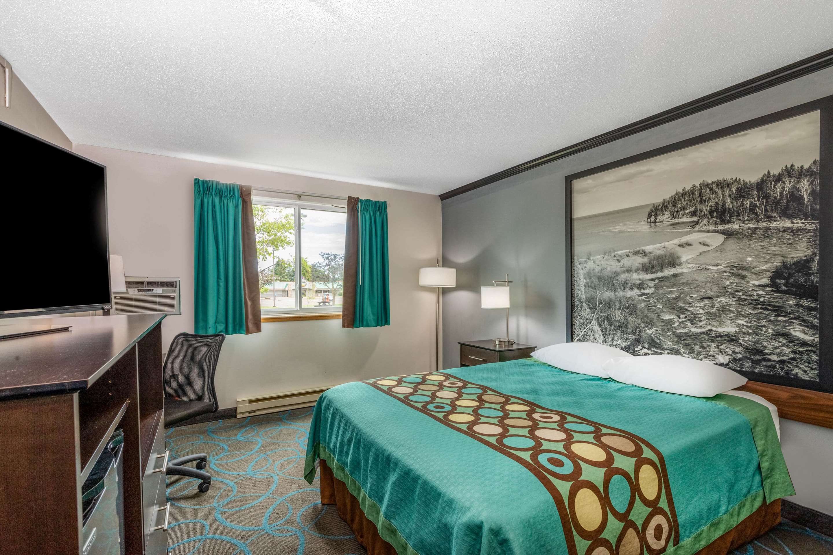 Super 8 by Wyndham Duluth thumbnail 3