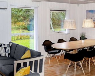 4 star holiday home in Rødby - Rødby - Sala pranzo