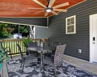 Blu Ivy: Skylight walk-in shower, Private en-suite in each bedroom/covered patio - Kinston - Innenhof