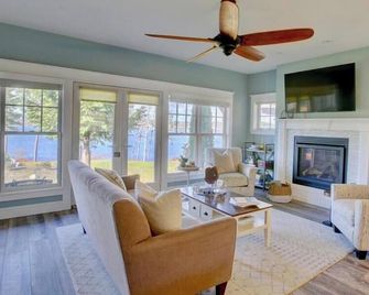 Riverview Luxury Home - Edgecomb - Living room
