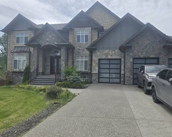 Luxury Lodge Getaway. W/ private entrance in the luxurious part of Prince George - Prince George - Building