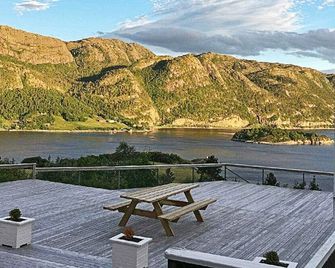 Fully equipped holiday home with terrace & garden | Water view - Kyrksæterøra - Balcón