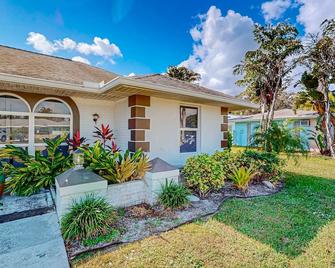 A Sunshine State of Mind - North River Shores - Building