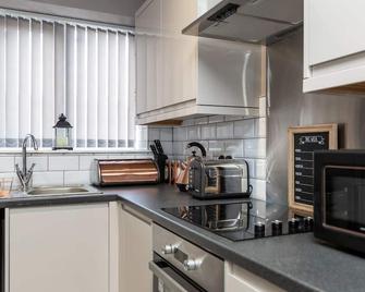Darlington Town Centre Apartments free parking and Wi-Fi - Darlington - Kitchen