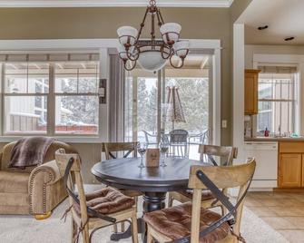Eagle Crest 2 Bedroom Single Level Pet Friendly Home with a Hot Tub - Redmond - Dining room