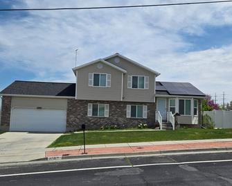 Spacious 4-bedroom house with AC, WiFi in terrific West Valley City - West Valley City - Budynek