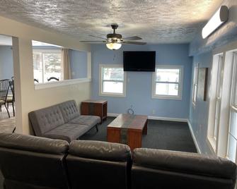 Silver Lake Cottage. 1 Mile from Sand Dunes. Quiet Street. Sleeps 12-14. - Mears - Sala de estar