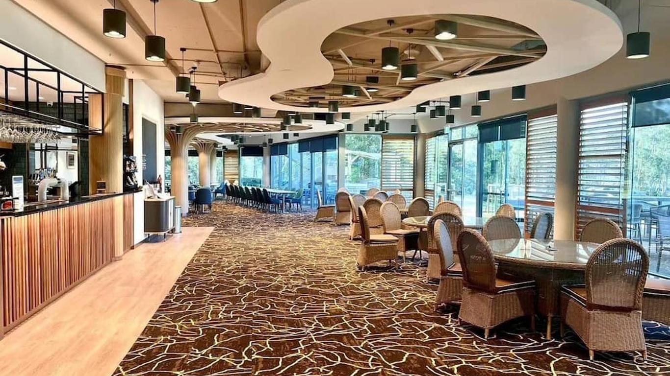 Riverside Oaks Golf Resort