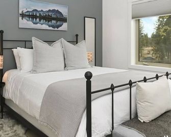 The Hideaway Hollow | Upscale | Games Room - Windermere - Bedroom