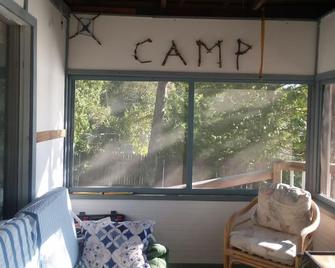 Cozy Cottage on water's edge of Lake Cobbosseecontee - Manchester - Living room