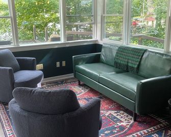 Crisp and Clean Lakefront Home sleeps 8 in 4 Bedrooms - Salisbury - Salon