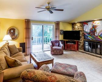 The Guest House at Big Bear Estates - Waynesville - Living room