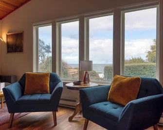 #stayinmydistrict Cape Arago Studio Suite - Coos Bay - Living room
