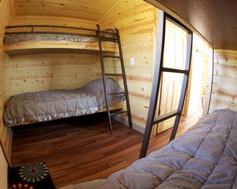 Wonderful Cabin Getaway on a Lake near Jacksonville, Illinois - Jacksonville - Schlafzimmer