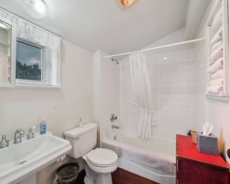 Susans Beach Cottage Steps To Sand & Surf! - Manzanita - Bathroom
