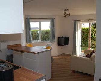 New Forest cliff top apartment with distant view of the Needles - Barton on Sea - Living room
