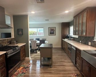Charming 3-bedroom house with WiFi and AC in amazing Davis - Davis - Kitchen