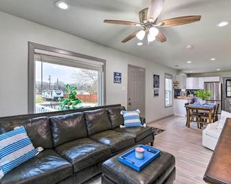 Lake Granbury Getaway about 1 Block to Waterfront - Granbury - Sala de estar