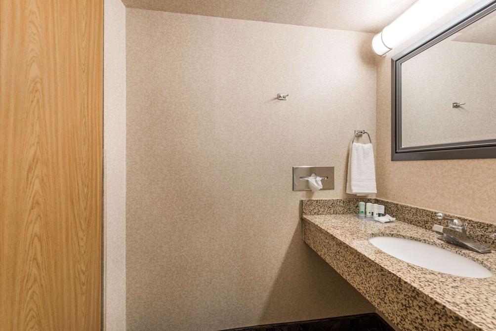 Quality Inn Suites 46 7 4 Portage Hotel Deals Reviews