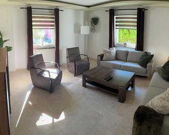 Cozy Holiday Home in the Alps for 8 People. Pet-Friendly! - Radfeld - Living room