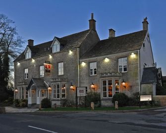 Royal George Hotel by Greene King Inns - גלוצ'סטר - בניין