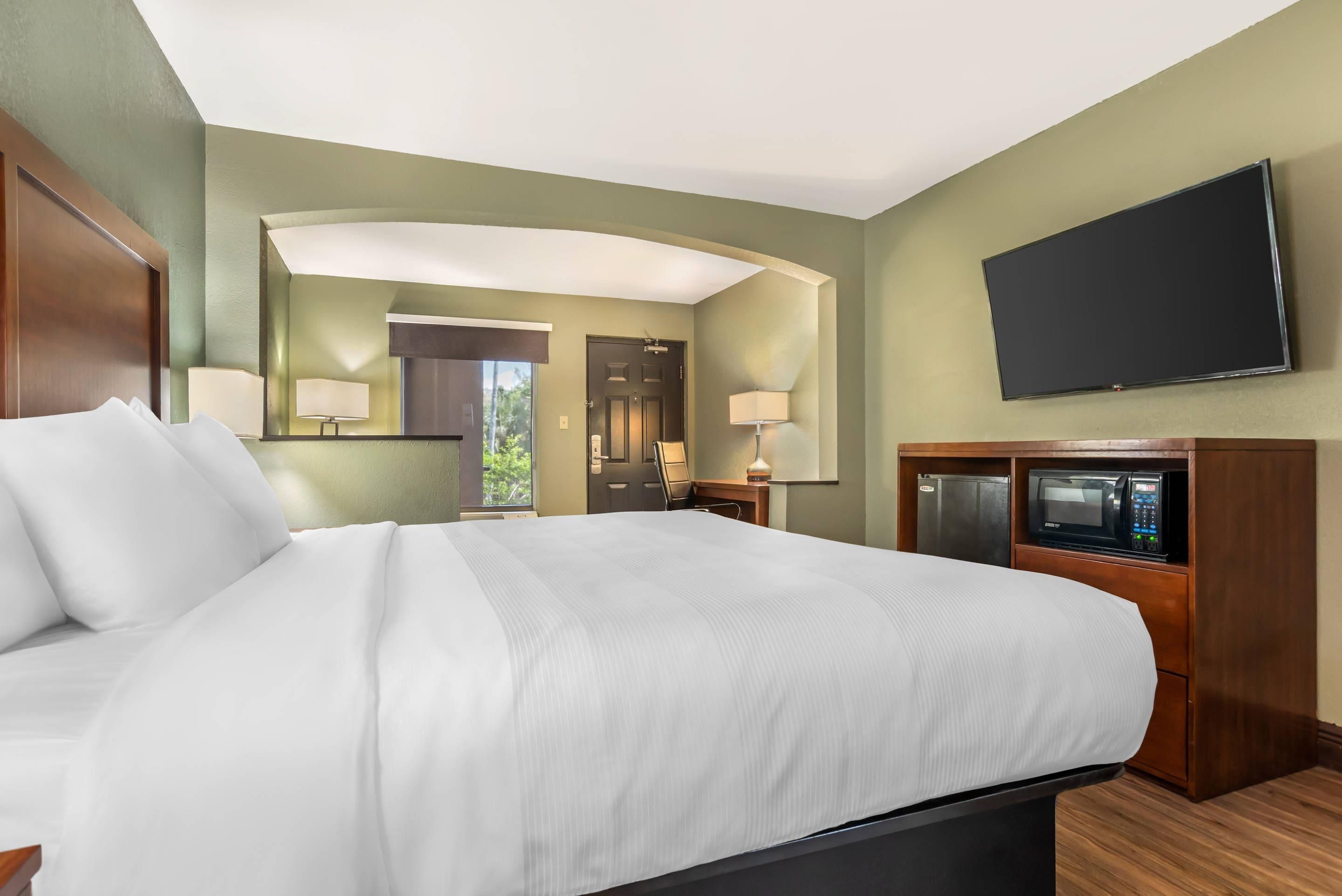 Quality Inn & Suites - Panama City - Bedroom