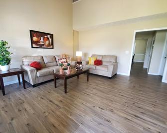 Glenmore-Quiet, Home Near Everything! - La Vergne - Living room
