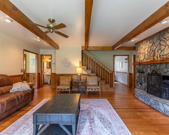 Riverbank Retreat - Hot Tub, Game Room, & Fantastic River Access - Jefferson - Living room