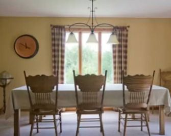 Red Hill Guesthouse One Bedroom two baths 2 Guests - Benton - Dining room
