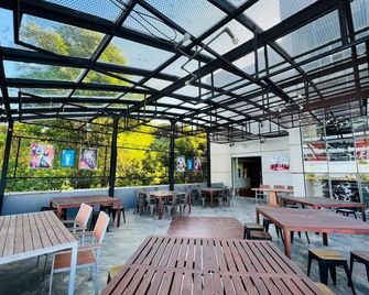 The Belagri Hotel and Convention - סורונג - מסעדה