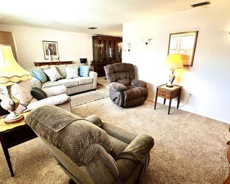 Peaceful Clean Home Near Water W/Nature & Bayou Views-1 Mile To Beaches-Pet Free - New Port Richey - Living room