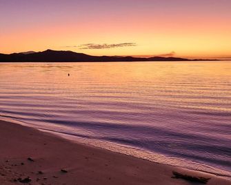 Slow-living by the lagoon – Beachfront stay in Naïa Bay, New Caledonia - Païta - Playa