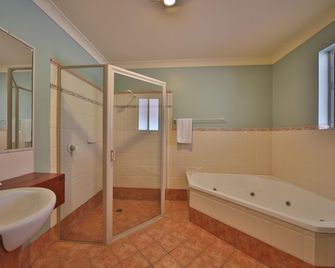 Emerald Explorers Inn - Emerald