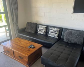 Sneezle Beezle Beach Apartment - 오마페레 - 거실