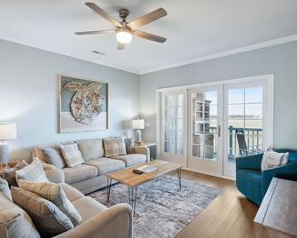 Marshwinds 1K! River & Marsh Views Screen Porch, Short Distance to Beach - Folly Beach - Living room