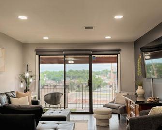 The Aura of Cheyenne Condo - Tulsa - Living room