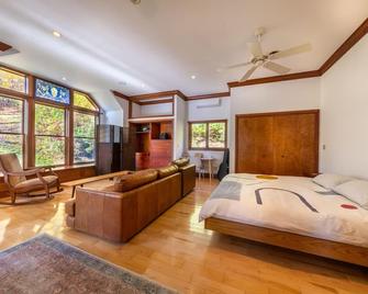 Hilltop Home on 10 acres w/ hot tub, fire-pit + solar - Pine Plains - Habitación