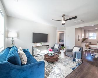 Hamptons Chic: Stylish 2-Bedroom near Uptown - Charlotte - Living room