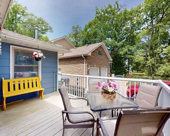 Charming bungalow steps to beach, fireplace, with deck & game room - Wasaga Beach - Balcón