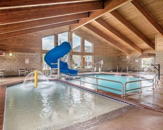 AmericInn by Wyndham Fargo West Acres - פארגו - בריכה