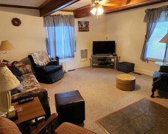 Welcome to Apple Valley VA - Minutes from the Peaks of Otter - Bedford - Wohnzimmer