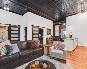 A Cleveland Modern and Historic Apartment Unit 105 - Cleveland - Living room