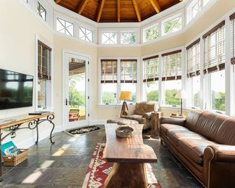 Kennan Hollow Farm | 100+ Acres On River • Sleeps 18 • 5br/4.5ba - Niles - Living room