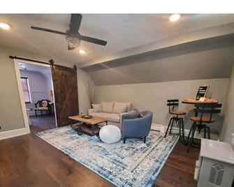 Private Suite in historic Stillwater North Hill - Stillwater - Huiskamer