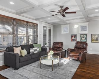Walk to Broadway & Germantown Large House with Patio - Nashville - Pokój dzienny